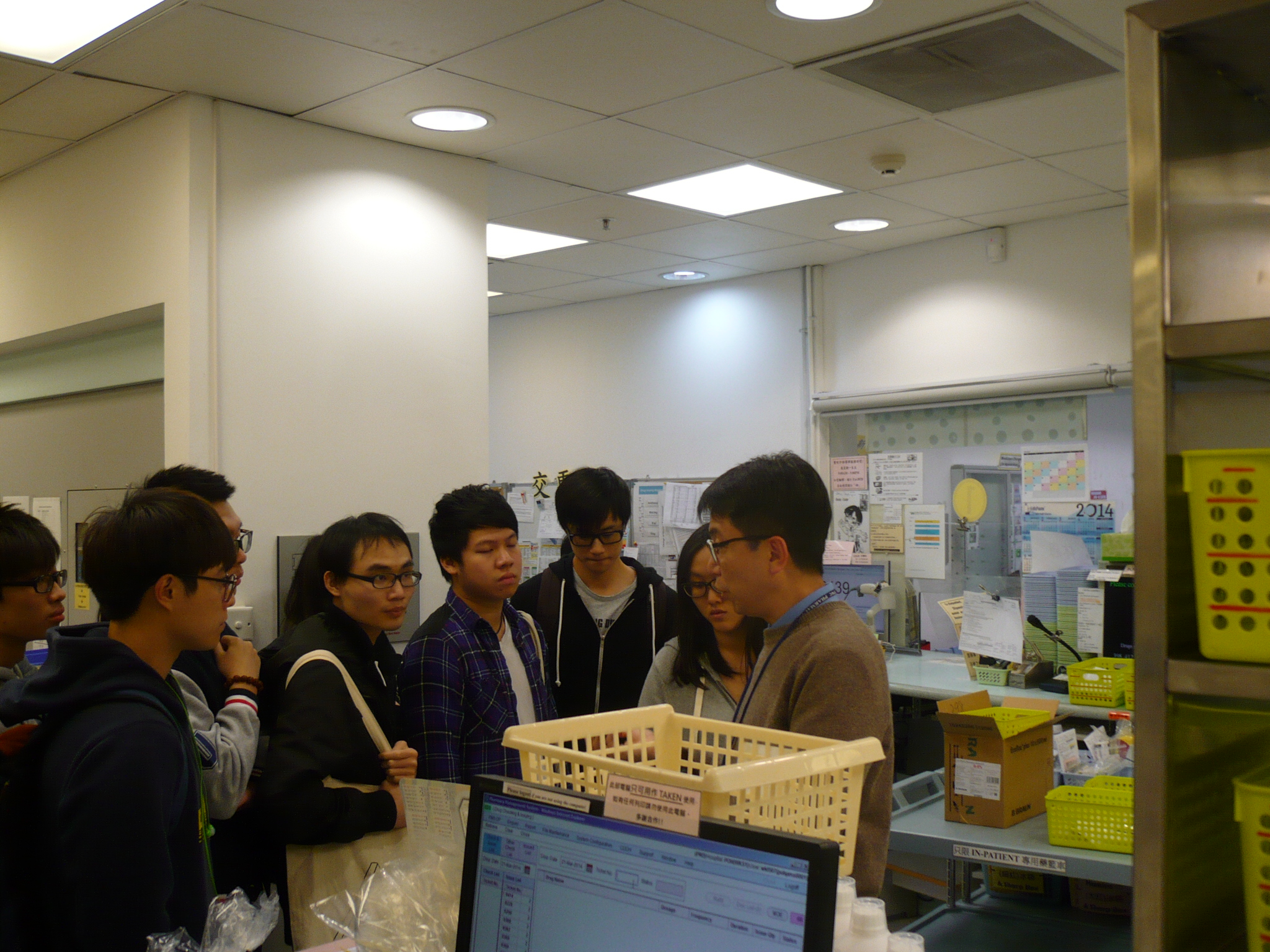 Visit to the Pharmacy Department of Pok Oi Hospital - Photo - 9