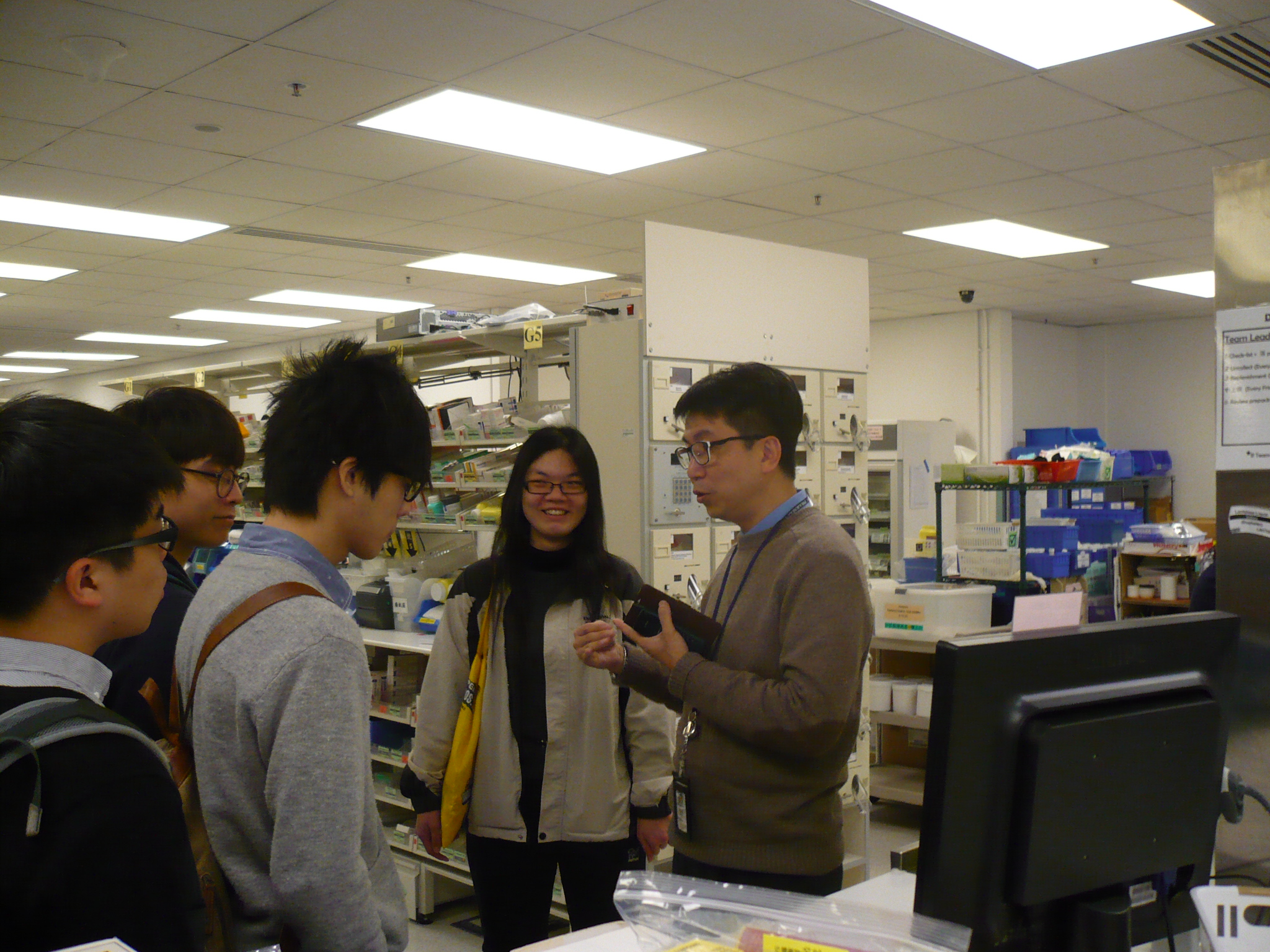 Visit to the Pharmacy Department of Pok Oi Hospital - Photo - 13