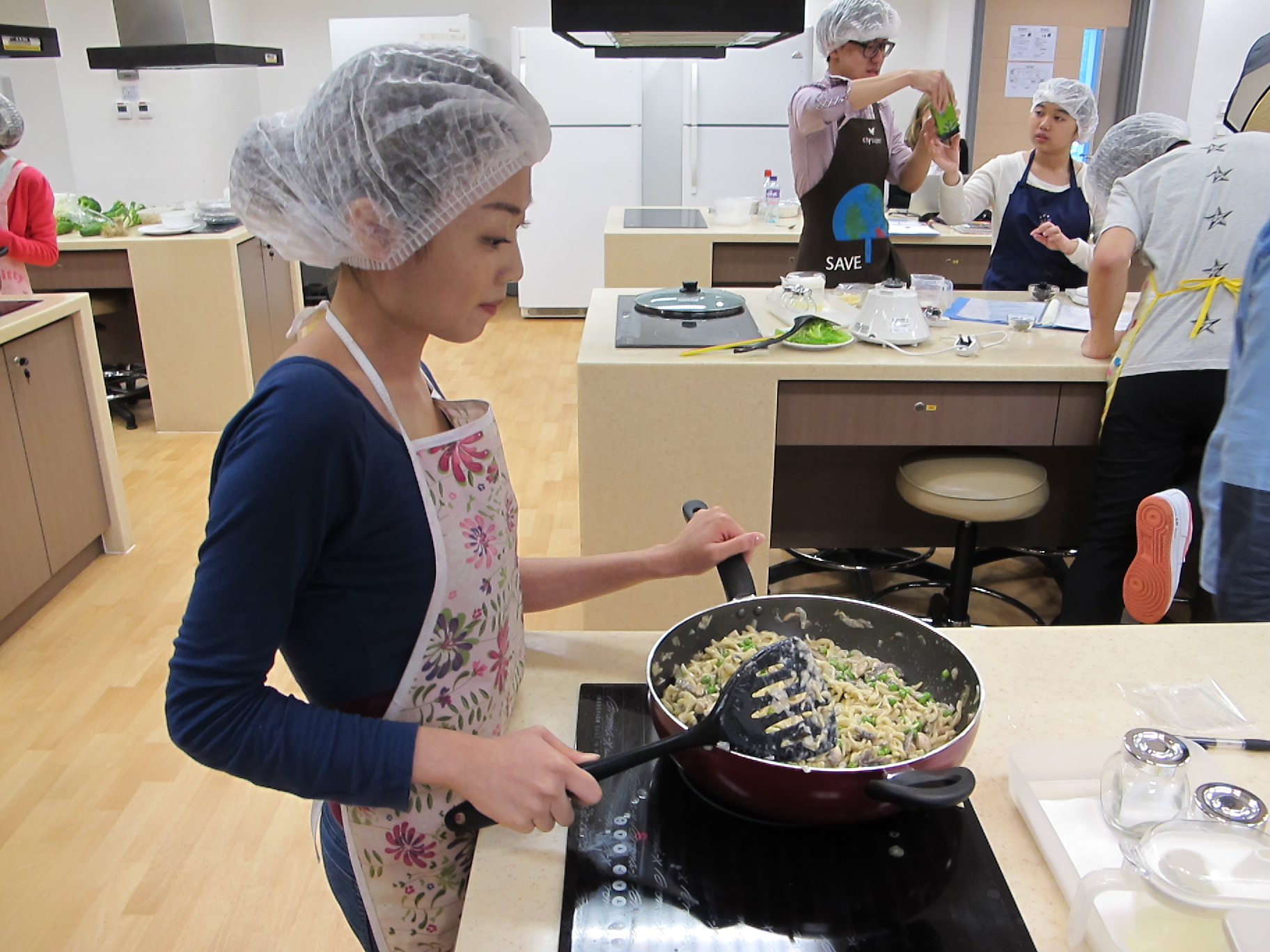 Feeding Hong Kong – Prepare nutritious, simple and low budget cookbook for the needy - Photo - 87