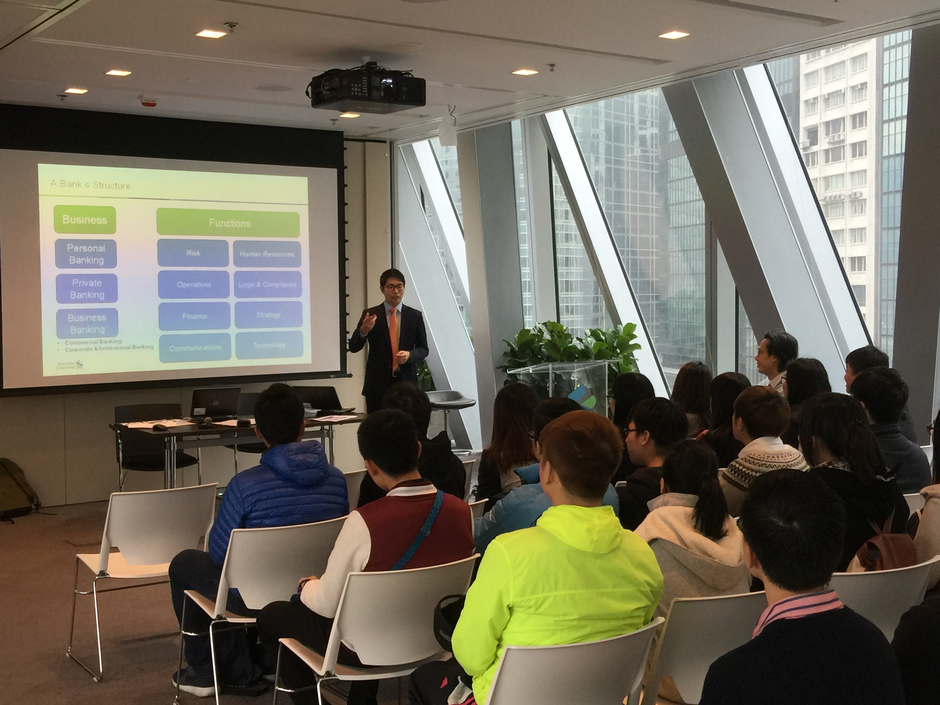 參觀渣打銀行 - Photo - 3