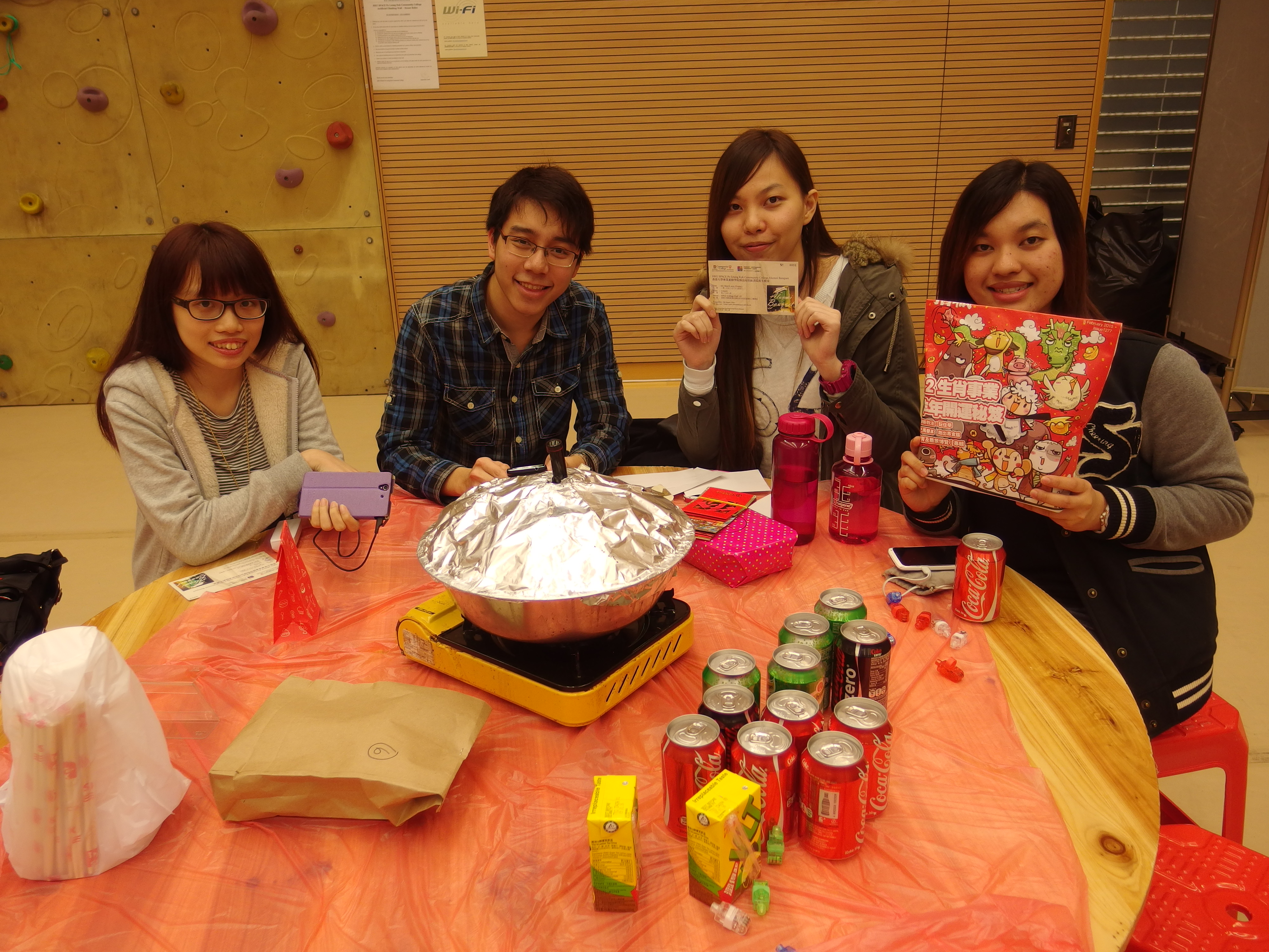 Alumni Homecoming Dinner 2014-2015 : Eating Poon Choi at College Hall - Photo - 13