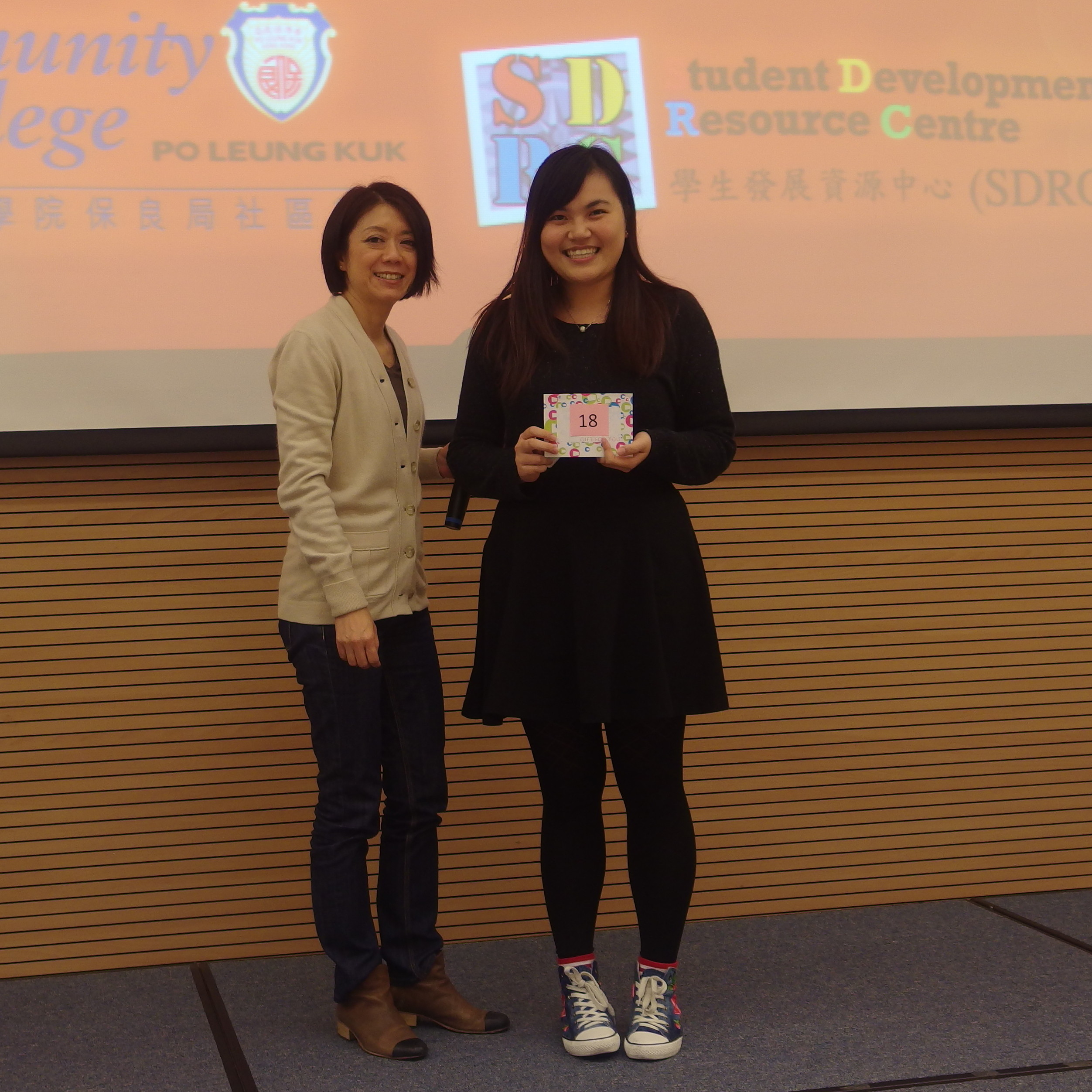 Alumni Homecoming Dinner 2014-2015 : Eating Poon Choi at College Hall - Photo - 11
