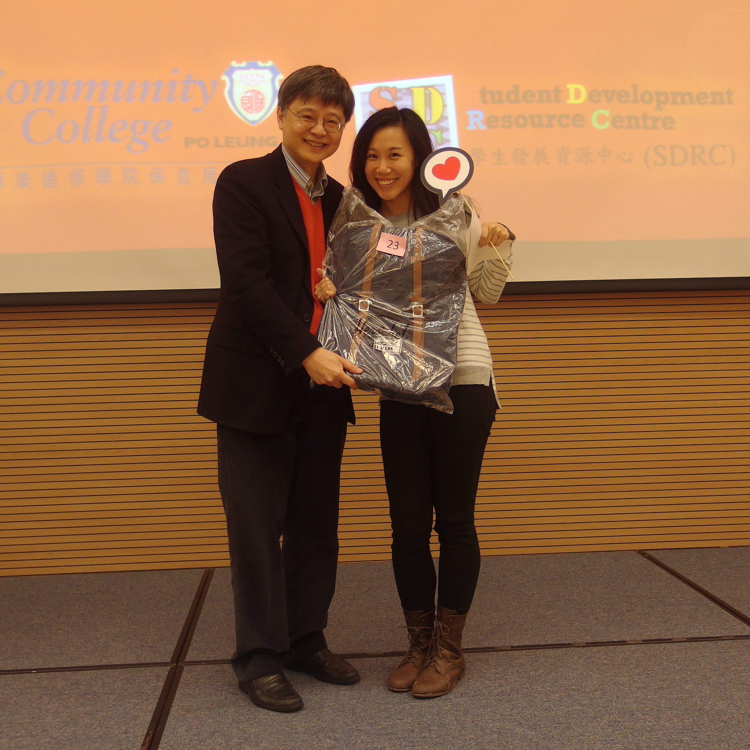 Alumni Homecoming Dinner 2014-2015 : Eating Poon Choi at College Hall - Photo - 9
