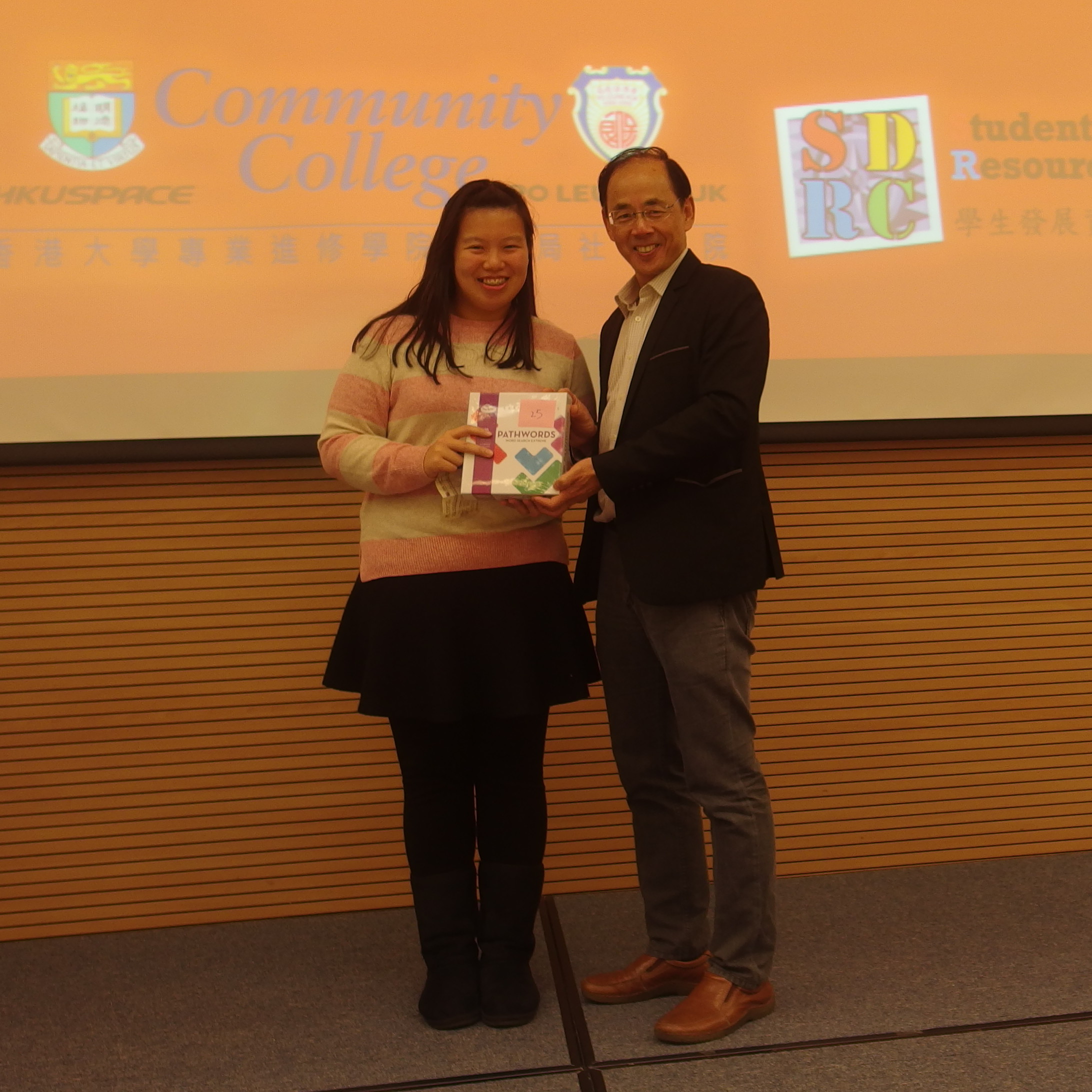 Alumni Homecoming Dinner 2014-2015 : Eating Poon Choi at College Hall - Photo - 7