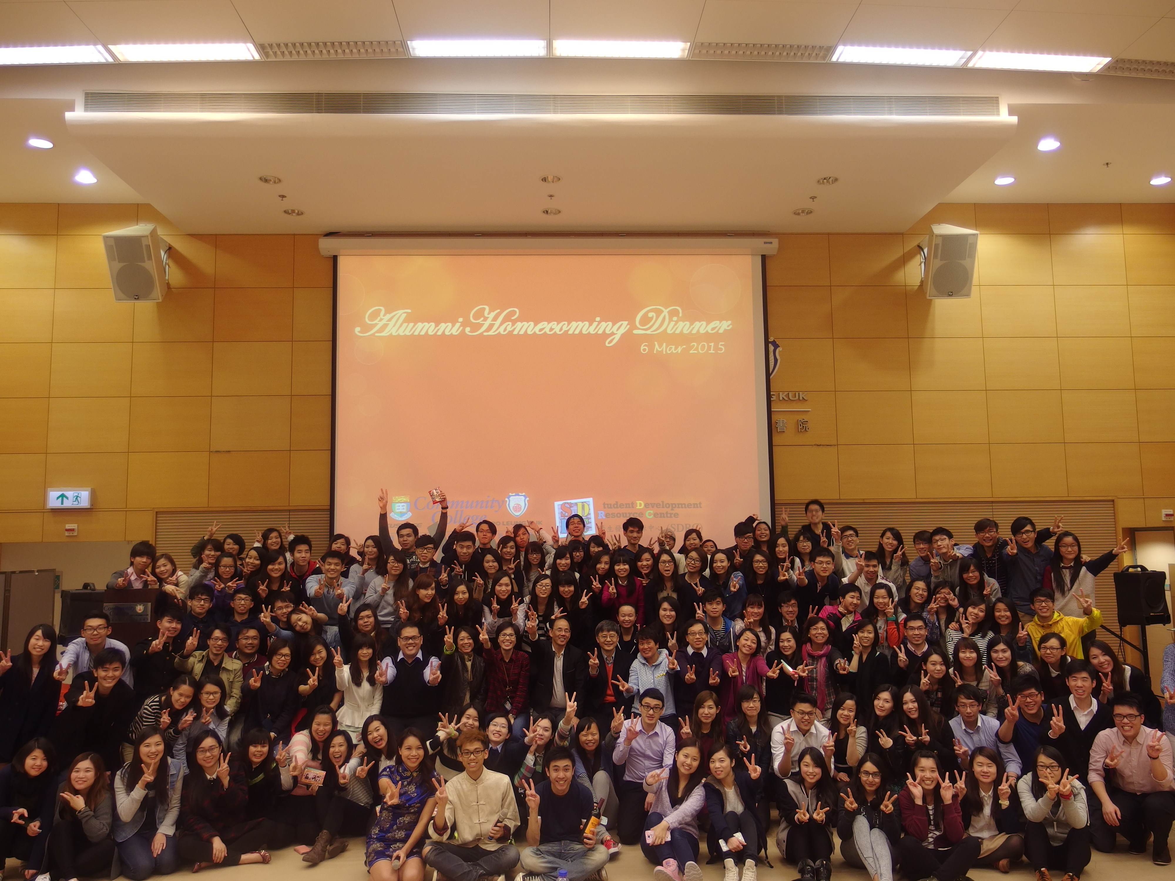 Alumni Homecoming Dinner 2014-2015 : Eating Poon Choi at College Hall - Photo - 1