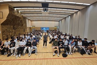 Professional Talk on Career Development by Football Coach Tang