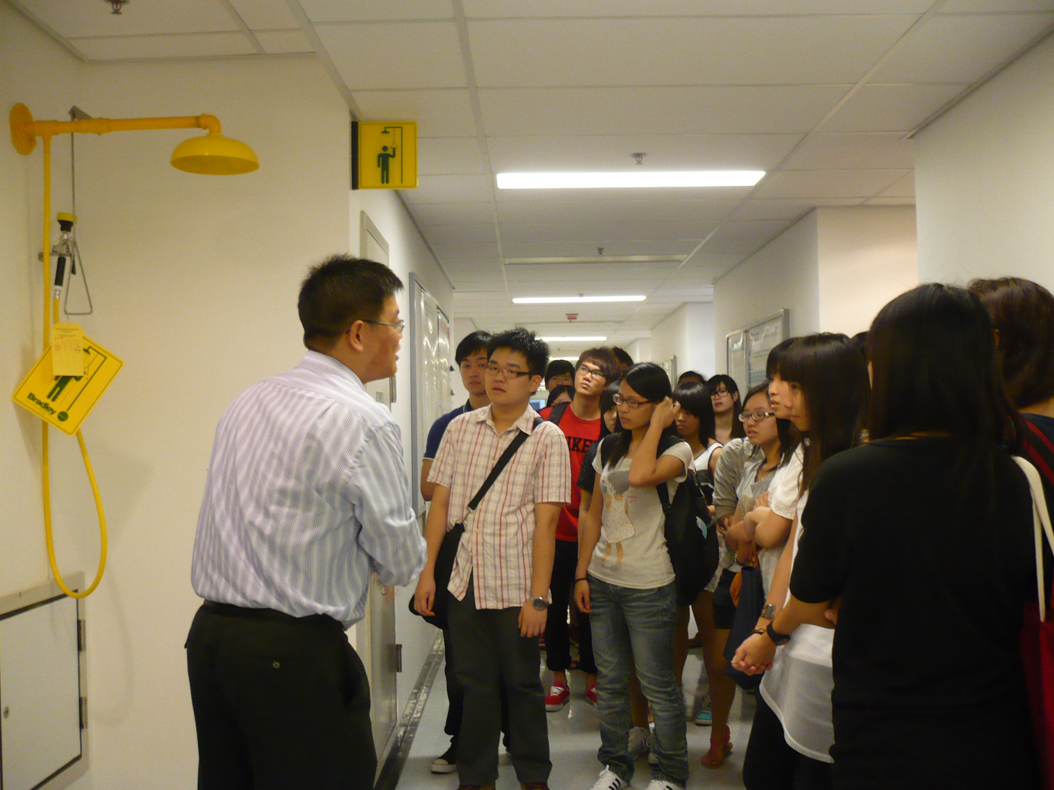 Visit to Laboratories of HKU  (for Year 1 Students of the Higher Diploma in Medical and Health Products Management Programme) - Photo - 7