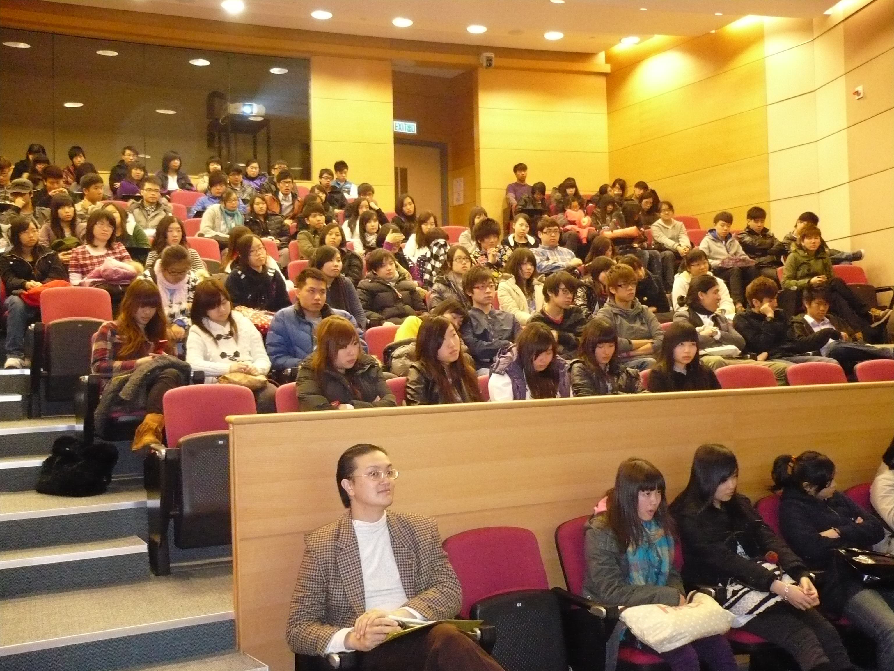 Pharmacists and Dispensers: Roles and Responsibilities, Academic and Career Pathways (for Foundation Year Students of the Higher Diploma in Medical and Health Products Management programme) - Photo - 3