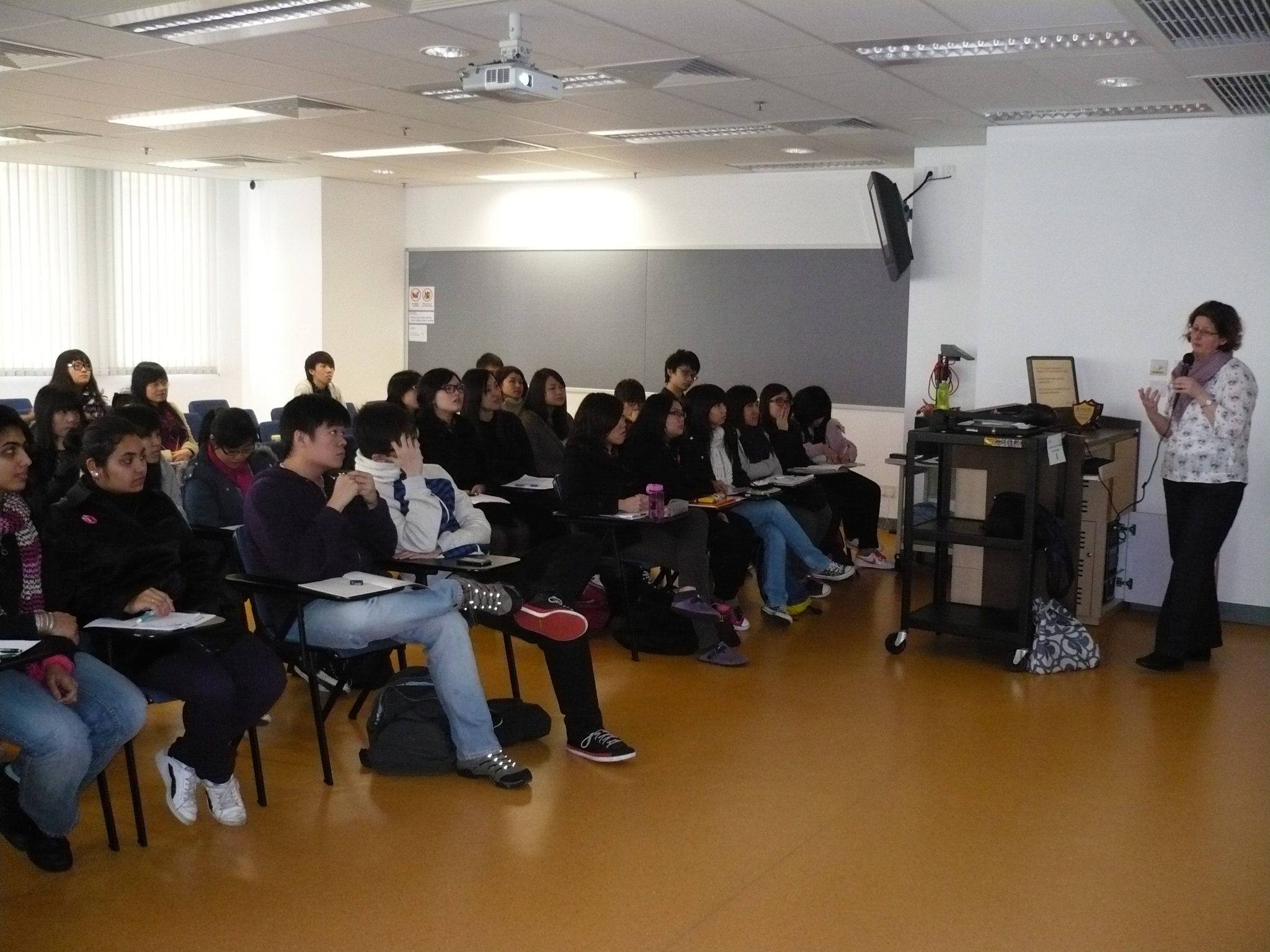 Class Visit and Top-up Degree Programme Introduction (for Year 2 students of the Higher Diploma in Medical and Health Products Management programme) - Photo - 11