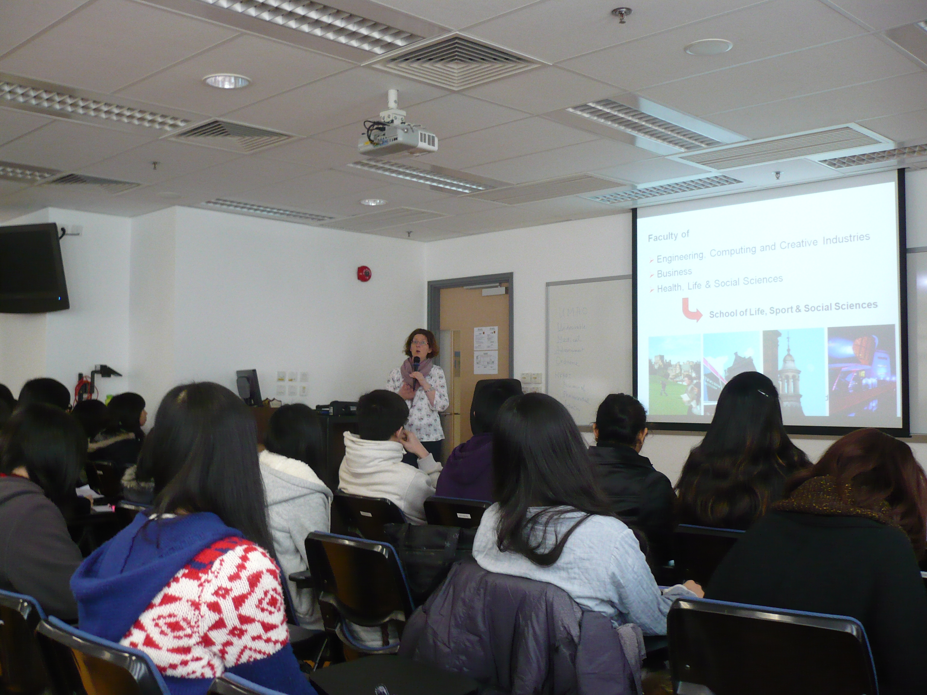 Class Visit and Top-up Degree Programme Introduction (for Year 2 students of the Higher Diploma in Medical and Health Products Management programme) - Photo - 5