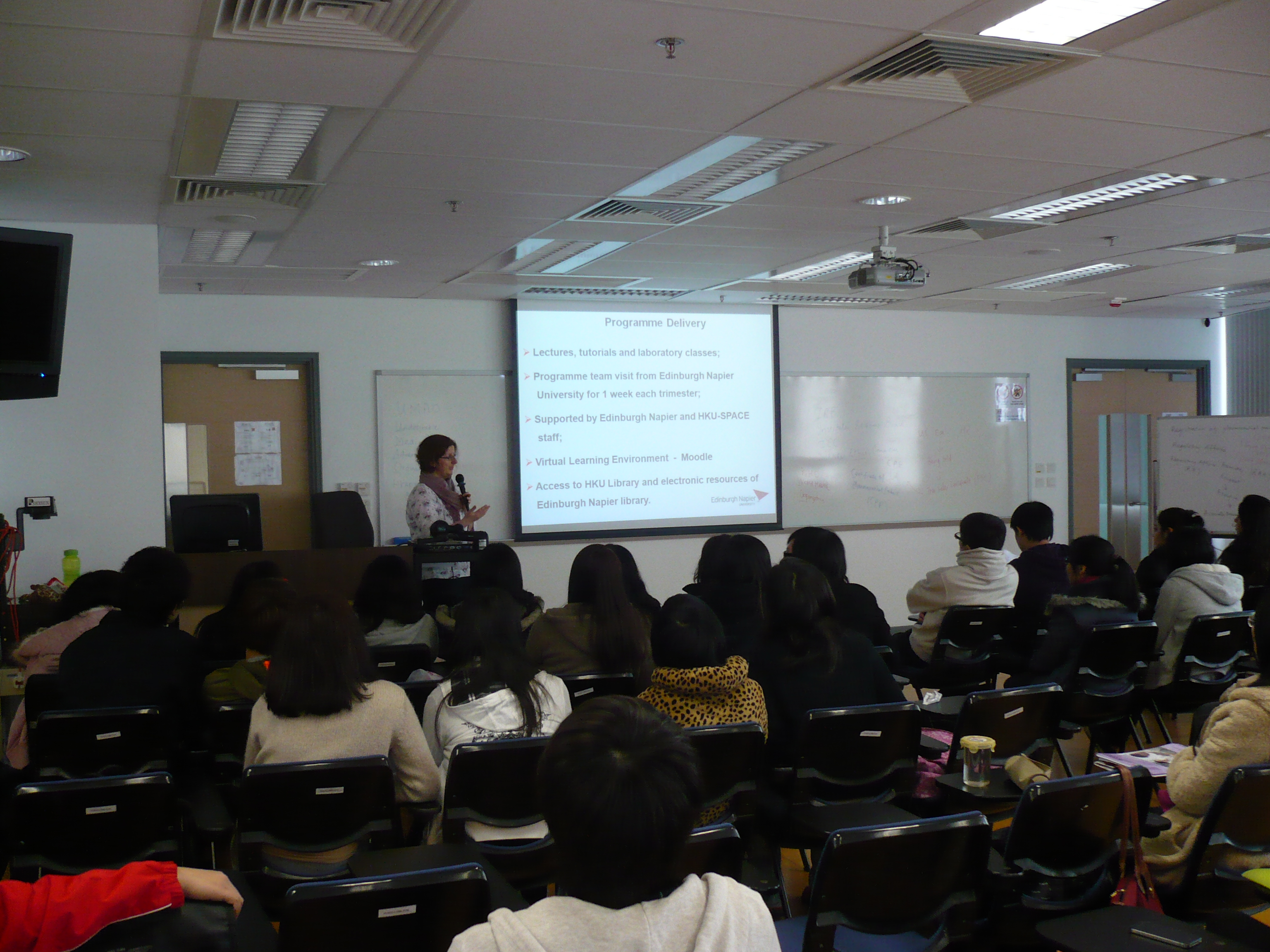 Class Visit and Top-up Degree Programme Introduction (for Year 2 students of the Higher Diploma in Medical and Health Products Management programme) - Photo - 13